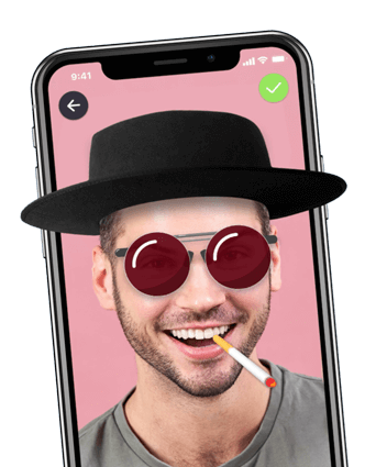 Man met virtuele hoed en zonnebril op telefoonscherm.