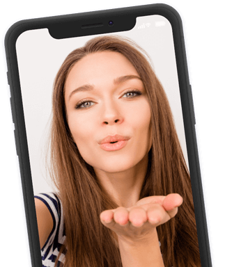 Vrouw blaast kus vanaf smartphonescherm